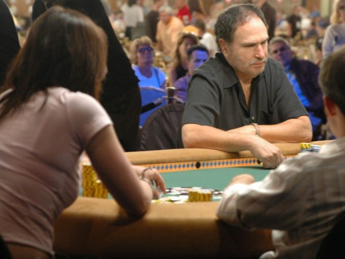 Gabe Kaplan žaidžia pokerį